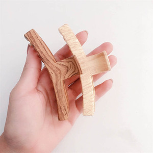 2022 Mới Hình Dạng Khác Nhau Bằng Gỗ Tóc Claw Nonslip Mạnh Mẽ Giữ Giả Gỗ Tóc Claw <span class=keywords><strong>Clip</strong></span> Cho Cô Gái Tạo Kiểu Tóc Phụ Kiện - Product Image 6
