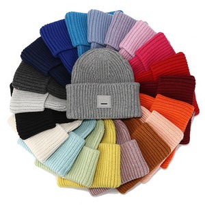 Gorro de Punto Personalizado al por Mayor, Gorro con Orejeras Enrolladas y Parche para Protección, Gorro Informal - Product Image 2