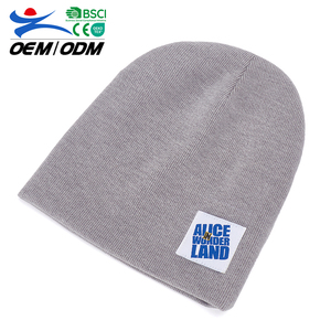 Gorro de Punto Unisex 100% Algodón, Personalizable, Cálido para Invierno, con Parche de Imagen, Letra o Logotipo, Suave y Cómodo, Color Gris, para Viaje - Product Image 1