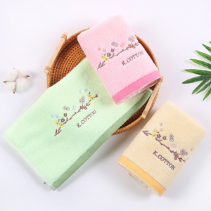 Set di <span class=keywords><strong>asciugamani</strong></span> <span class=keywords><strong>con</strong></span> asciugamano per il viso ricamato iniziale asciugamano da bagno per gli ospiti <span class=keywords><strong>con</strong></span> <span class=keywords><strong>iniziali</strong></span> <span class=keywords><strong>ricamate</strong></span> - Product Image 3