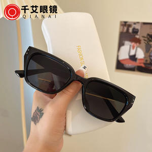 Lunettes de soleil rétro carrées, monture noire, protection UV400, unisexe, verres PC, rivets à points, style tendance - Product Image 4