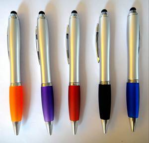 ปากกาสไตลัสอเนกประสงค์พร้อมโลโก้สั่งทำพิเศษ สำหรับหน้าจอสัมผัสพลาสติกนิ่ม 2 in 1 ปากกาลูกลื่นพลาสติก - Product Image 3