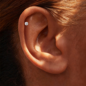 Boucle d'oreille clou de luxe en argent sterling S925 massif, avec moissanite certifiée couleur D, sertie halo carré, pour piercing de cartilage, à dos plat - Product Image 5