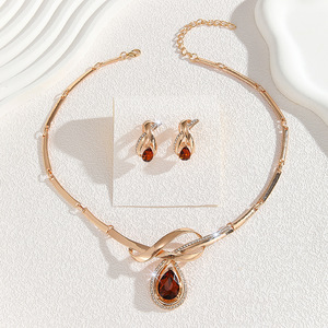 Juego de Joyería de Collar y Aretes con Cristales Marrones y Diamantes de Imitación Blancos Chapados en Oro para Mujeres, Ideal para Fiestas - Product Image 3