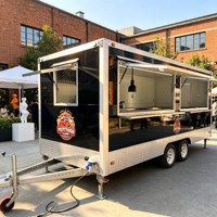 Camion-restaurant de style américain avec gril, friteuse, table de préparation et fenêtre de service large pour la restauration rapide