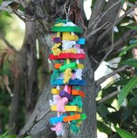 Vente en gros de fournitures pour animaux de compagnie Jouets pour perroquet en bois poivré naturel Jouets à mâcher pour petit perroquet Jouets suspendus