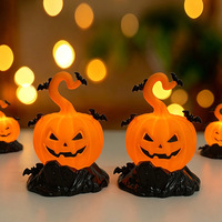 Lanterne LED Citrouille d'Halloween en Gros d'Usine, Lampe de Nuit avec Guirlande Bouclée, Chauve-souris et Base en Pierre Tombale, Décoration de Bureau, Décoration de Fête
