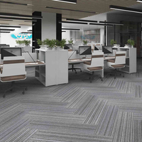 Dalles de moquette commerciales pour bureaux, en PP, à poils moyens, avec support en PVC, amorties, lavables, antimicrobiennes, modernes, à rayures, tuftées