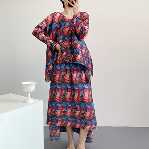 Ensemble 2 pièces plissé Miyake : Haut rayé décontracté et élégant à manches longues et col rond, et <span class=keywords><strong>jupe</strong></span> plissée trapèze longueur cheville - Product Image 1