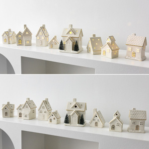 Adornos Navideños Creativos de Cerámica con Forma de Casa de Nieve Luminosa, Decoración de Escena de Casa de Nieve, Adornos Pequeños para Escritorio - Product Image 4