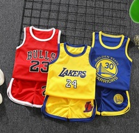 Nouvelle collection été 2026 : Tenues pour bébés et enfants, incluant des hauts à imprimé dessin animé, des maillots de sport de basketball et des ensembles jersey pour nouveau-nés.