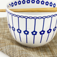 Diskon besar mangkuk Ramen keramik ramah lingkungan pola bunga biru Underglaze warna dengan sumpit bambu