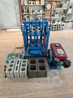 La petite machine de fabrication de briques de type mobile à moteur diesel produit des blocs creux partout Machine de fabrication de briques diesel portable