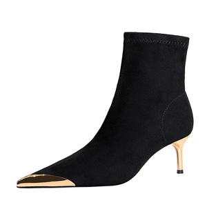 319-A12 BIGTREEB Banquete de estilo europeo y americano Reparación de pies de mujer botas cortas de invierno con punta de metal de gamuza - Product Image 1