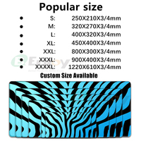 Tapis de bureau gaming XXL personnalisé en caoutchouc bleu et noir, grand format pour ordinateur portable et clavier, style tendance avec bords cousus, en stock