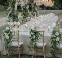 Chaise Chiavari en résine blanche, argentée et dorée, empilable et démontable pour mariages, hôtels et événements