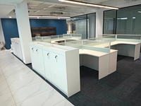 Mobilier de bureau Bureau pour quatre personnes Cabine d'écran en L 6 compartiments 4 combinaisons de personnel Poste de travail