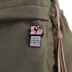 Metall-Anstecknadeln mit Retro-Motiven: Grammophon, Kamera, Handy – Lustige Emaille-Broschen und Anstecker als Geschenk für Kinder und Freunde - Product Image 3