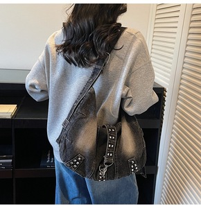 Bolso de Hombro Vaquero Estilo 2026, Bolso <span class=keywords><strong>Bandolera</strong></span> de Mezclilla Retro de Gran Capacidad con Remaches para Mujer - Product Image 4