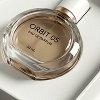 Boîte à parfum rigide de style livre blanc magnétique personnalisée avec insert ajusté pour présentation et emballage cadeau de parfum