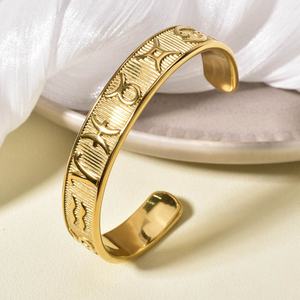 Bracelets jonc géométriques tendance en acier inoxydable plaqué or 18 carats avec coquillages marins pour la fête des femmes - Product Image 4