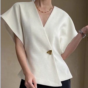 Haut d'été blanc sans manches asymétrique à une boutonnière, coupe ajustée, style mode, avec épaules tombantes, pour <span class=keywords><strong>femme</strong></span> - Product Image 1