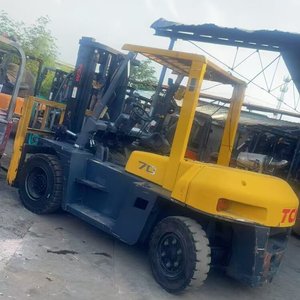 Montacargas Diésel Usado TCM FD70 de 7 Toneladas Fabricado en Japón con Desplazador Lateral Hidráulico y Neumáticos Sólidos - Product Image 2