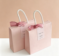 Sac cadeau en papier recyclé biodégradable de luxe imprimé en quatre couleurs, sac cadeau magnétique personnalisé avec nœud en ruban et poignée en corde