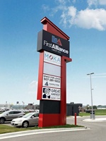 Enseigne de pylône illuminée en aluminium personnalisée pour l'extérieur Enseigne de pylône lumineuse pour la publicité