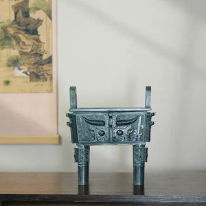 งานฝีมือทองสัมฤทธิ์โบราณสไตล์จีน รูปแบบหน้าสัตว์ของราชวงศ์โจว ขาตั้งสามขาทรงสี่เหลี่ยม ของตกแต่ง งานฝีมือ ของสะสมของขวัญ - Product Image 4