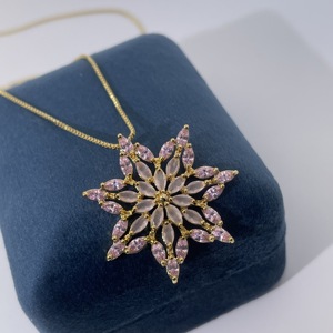 Collar con Colgante de Piedras Preciosas con Diseño de Copo de Nieve Floral Chapado en Oro de Tianyu Gems para Mujer, Elegante Joyería de Moda con Corte Marquesa Rosa - Product Image 5