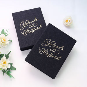 Invitations personnalisées en tissu de lin noir avec boîte magnétique à couverture rigide, fermoir monogramme doré de luxe, pochette en vélin et acrylique transparent - Product Image 3