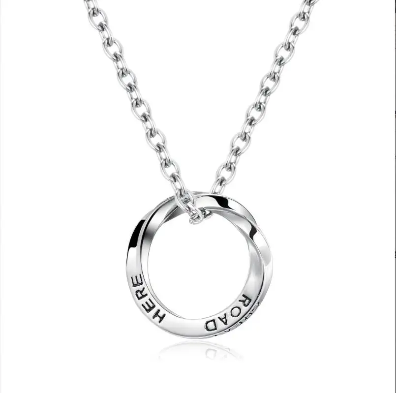 Mode Lettre gravure route ici en acier inoxydable mobius anneau pendentif collier