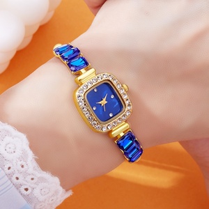 Reloj de pulsera a la moda para mujer, reloj de joyería con esfera cuadrada y diamantes de imitación, reloj de pulsera de cuarzo para mujer, cadena ajustable - Product Image 2