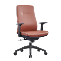 Chaise de bureau exécutive ergonomique moderne et contemporaine en cuir, dossier moyen, siège pivotant réglable en hauteur, base métallique pour usage en atelier