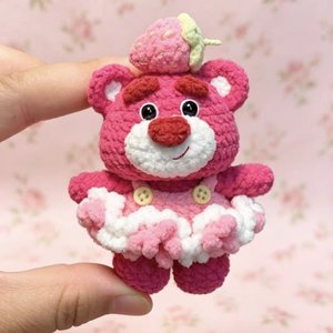 Poupées ours fraises au crochet faites à la main, breloques de sac et porte-clés amigurumi personnalisables - Product Image 2