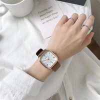 Nouvelle montre à quartz unisexe élégante et minimaliste de style sportif avec boîtier en alliage et cadran à aiguilles pour les couples et les étudiants