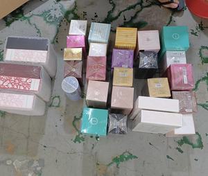 <span class=keywords><strong>Eau</strong></span> <span class=keywords><strong>De</strong></span> <span class=keywords><strong>Parfum</strong></span> Classique <span class=keywords><strong>Bois</strong></span> Spicy Fruité <span class=keywords><strong>de</strong></span> Qualité Supérieure, Modèle à Succès Longue Tenue, Vente en Gros Directe Usine Source - Product Image 1