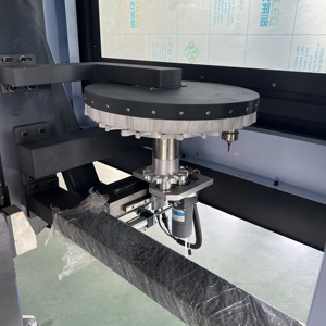 Machine de découpe de profilés en aluminium Utools à 5 axes pour la fabrication de fenêtres et de portes, centre d'usinage avec certification CE - Product Image 3