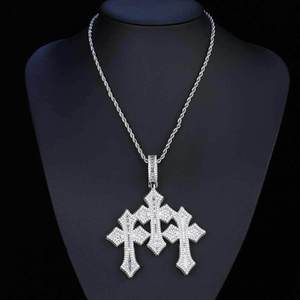 Pendentif Moissanite Fleur de Lys glacé en Argent Sterling 925 VVS, avec motif dague, épée, armoiries royales, médaillon vintage orné et brillant - Product Image 1