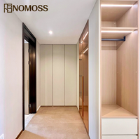 Conception de dressing moderne et luxueux sur mesure pour l'aménagement de propriétés, avec organisation optimisée pour les intérieurs de chambres de villas
