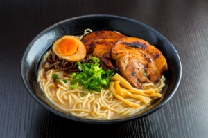 ซุปกระดูกหมูเข้มข้นสไตล์คุมาโมโตะแท้ ราเมนสดพร้อมเส้น ราคา - Product Image 2