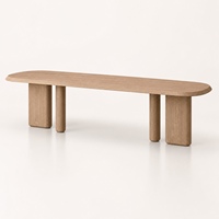 Ensemble de salle à manger ovale en bois organique urbain avec pieds sculpturaux et chaises caramel pour intérieurs commerciaux et villas de luxe
