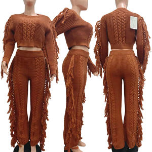 Completo da donna in maglia con frange, maglione a maniche lunghe e pantaloni a zampa abbinati - Product Image 6