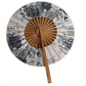 Abanico Plegable Japonés Vintage de Bambú Hecho a Mano para Mujer, Elegante con Tallado de Flor de Sakura, Tela Teñida, Decoración para el Hogar - Product Image 2
