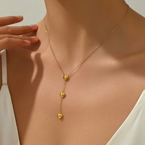 Collier en acier inoxydable tendance, plaqué or 18 carats, avec trois pendentifs en forme de cœur. Collier luxueux à pampilles en forme de cœur. Vente en gros disponible. - Product Image 4
