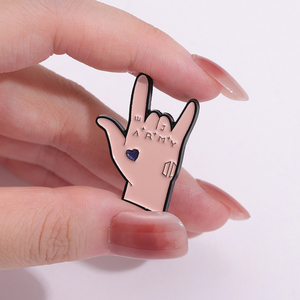 Dessin animé doigt geste amour émail broche broche métal revers sac à dos pull chemise Fans cadeau décoration dessin animé ami accessoires - Product Image 4