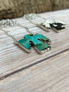 Collar de Plata de Ley Hecho a Mano con Turquesa Kingman Blanca y Diseño de Pájaro Trueno para Mujer - Product Image 4