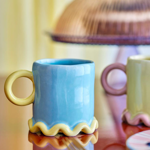 Taza de cerámica con diseño divertido de volantes en la base para agua, leche, té, capuchino y café - Product Image 2