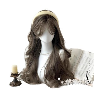 วิกผมยาวหยิกสีน้ำตาลเบจมิ้นท์ พร้อมหน้าม้าปัดข้าง ลอนคลื่นธรรมชาติ เส้นผมดูเป็นธรรมชาติ ทนความร้อนสูง ทำจากเส้นใยคาเนคาลอน - Product Image 1
